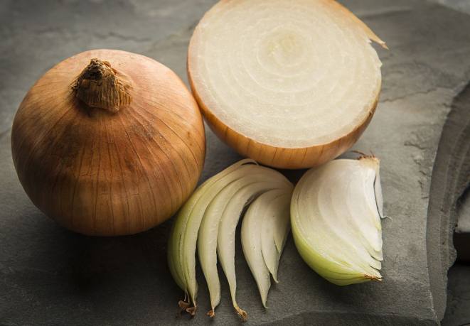 Foto para matéria do Bom Gourmet sobre tipos de cebola , cebola branca , roxa , casca marron , pequena , doce , tempero , cebolas . Local: A Fábrika .