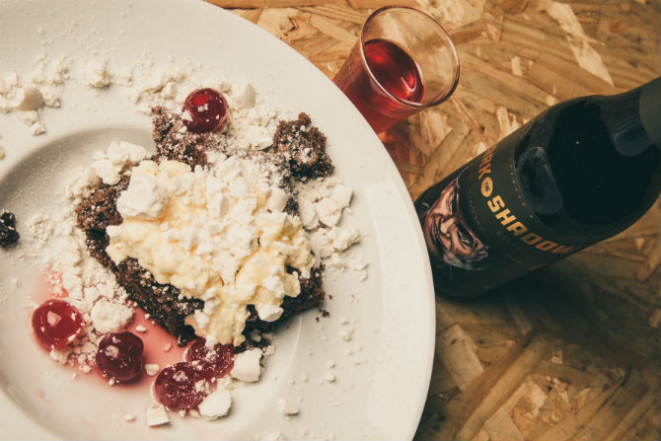 Uma das sobremesas da casa: floresta negra feita com cerveja stout. Foto: André Nisgoski/divulgação.