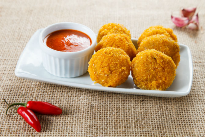 No Zezitos, a porção é de anel de cebola, bolinho de carne com cereais, queijo prato e sucrilhos. Foto: Beto Eterovick/Divulgação.