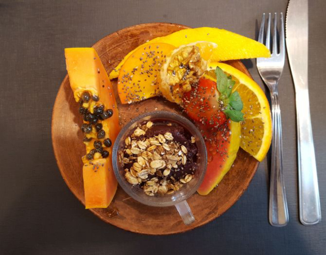 Brunch do Papôla começa com açaí com granola e fruta fresca da estação. Foto: Andrea Torrente/Gazeta do Povo.