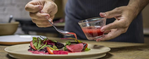 Como usar plantas medicinais na cozinha: chef especializado dá as dicas