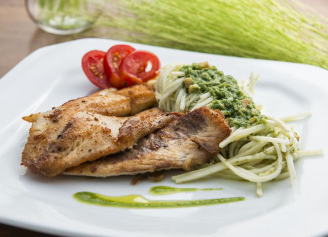 Frango grelhado com fettuccine ao pesto. Foto: Letícia Akemi/Gazeta do Povo