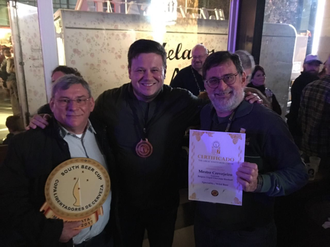 Daniel Wolff (ao centro) recebe a medalha de prata. Foto: divulgação.