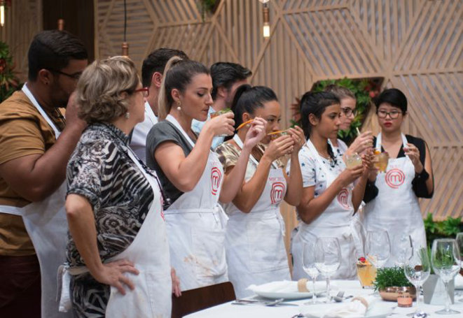 Participantes provam drink para fazer releitura na prova eliminatória do Masterchef. Foto: Carlos Reinis/Divulgação