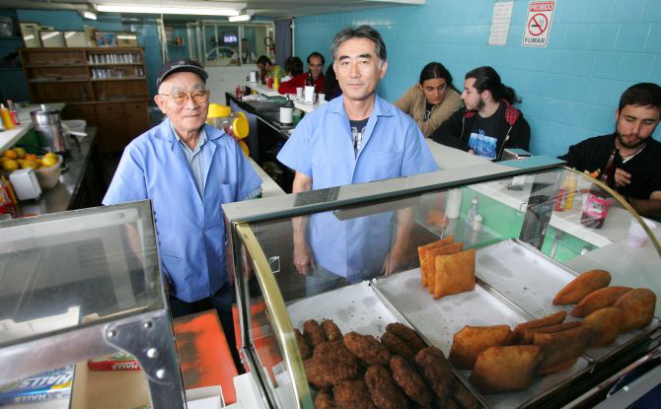 Hyroiuki, mais conhecido como Seu José, falecido em 2013, e o filho Álvaro Ota, hoje proprietário da lanchonete. Foto: Antônio More/Gazeta do Povo.