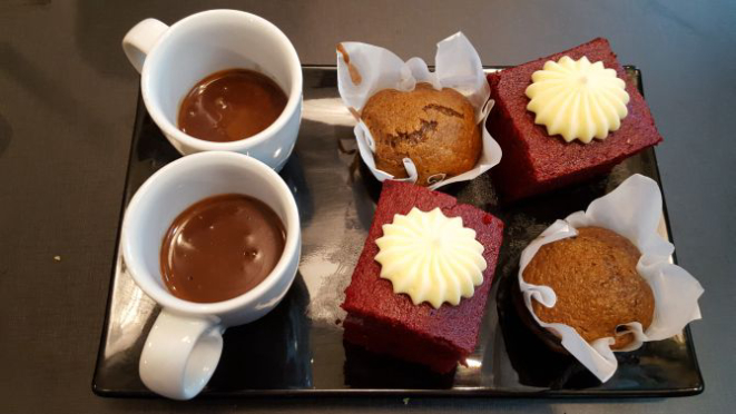 Doces como muffin red velvet, pão com especiarias e chocolate quente fecham o brunch. Foto: Andrea Torrente/Gazeta do Povo.