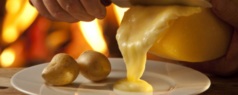 Onde comer raclette em Curitiba: o queijo derretido que faz sucesso na internet