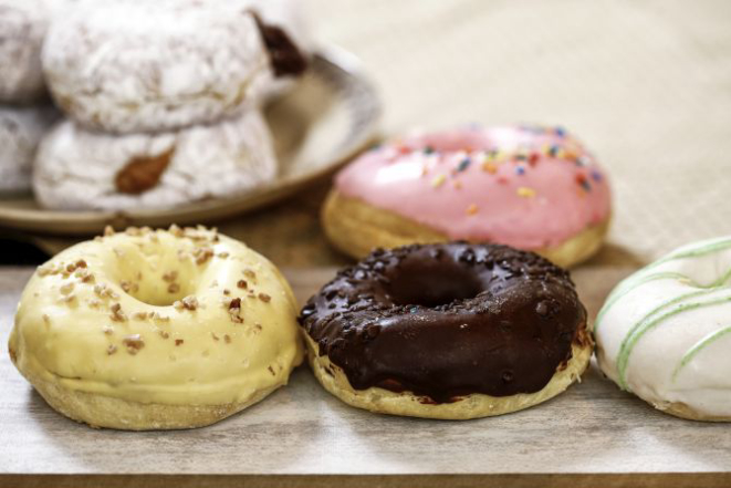 Donuts são vendidos em seis sabores. 