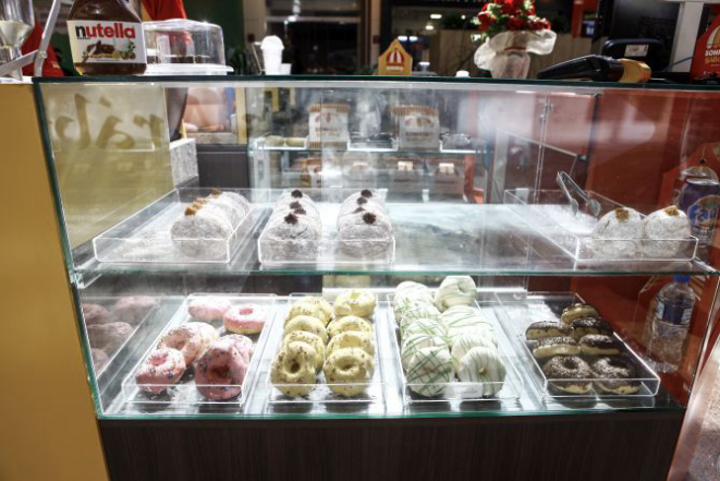 A vitrine exibe os sonhos e donuts.