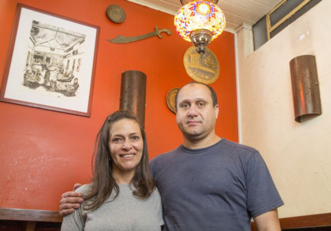 Nazha e Jamal Chiah: casal começou servindo almoço executivo. Aos poucos, o Baba Salim virou "boteco". Foto: Hugo Harada/Gazeta do Povo