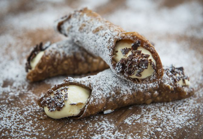 Foto do cannoli do chef Enzo Ambrosetti . Foto: Letícia Akemi/Gazeta do Povo.