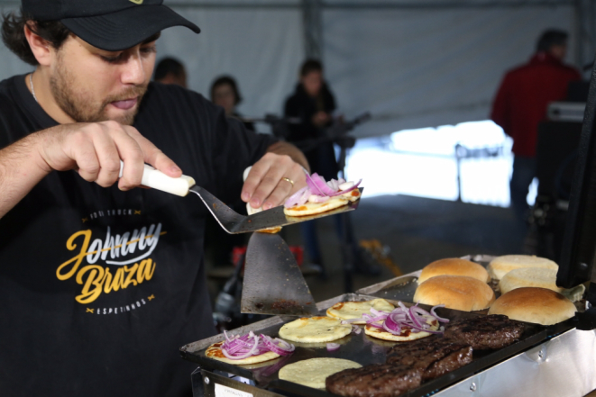 Lucas Costa de Almeida, do Johnny Braza Food Truck, prepara os hambúrgueres para os jurados provarem. Foto: Guilherme Alves/Divulgação