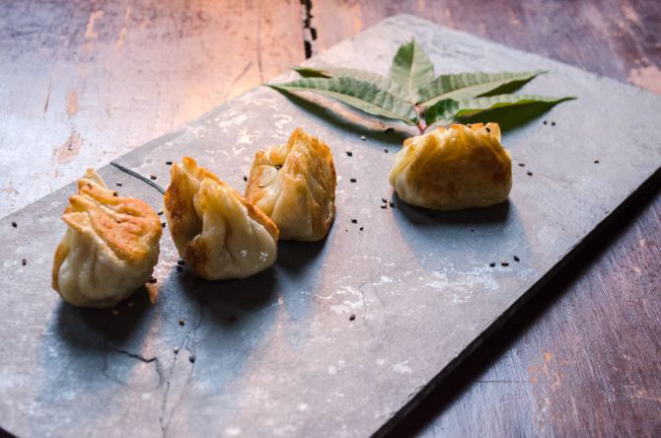 Dumplings refogados para deixar a massa crocante. Foto: Felipe de Souza/Divulgação.