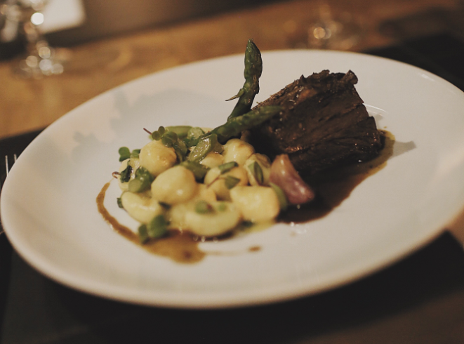 Costela de angus deossada com gnochi de batata e aspargos. Foto: Divulgação