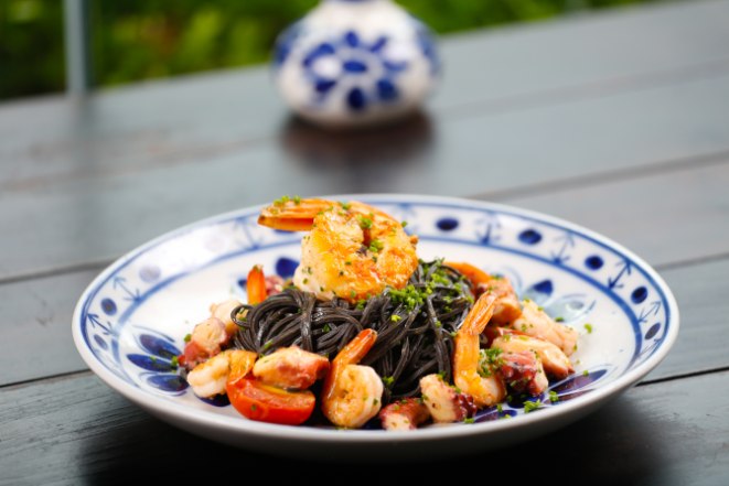 Linguini nero fresco com polvo e camarões. Foto: Divulgação