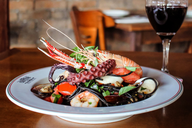 Pasta negra con frutti di mare (pasta negra salteada em mariscos, polvo, lula e peixe, com tomates concassé e manjericão). Foto: Hayza Ramos