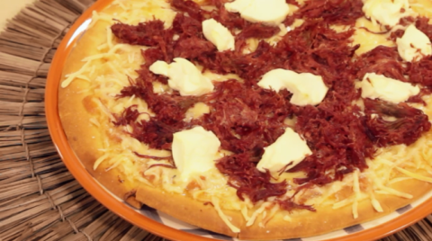 Aprenda a fazer lasanha de frango e pizza de carne seca com cream cheese