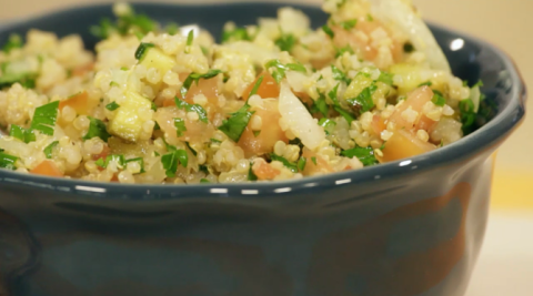 Receita de salada fit de batata doce com frango e tabule de quinoa