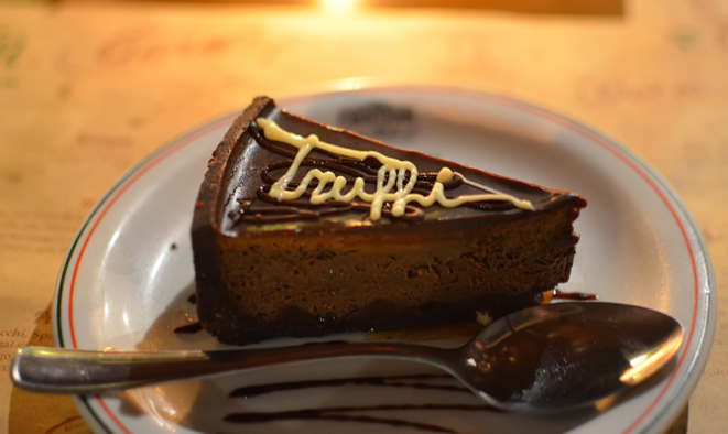 O truffi é uma casquinha de chocolate crocante com mousse de chocolate preto e cobertura de ganache. Foto: Hayza Ramos