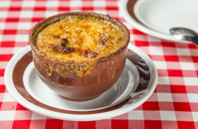 Tradicional sopa de cebola da casa, feita com queijo parmesão gratinado. Foto: Hugo Harada/Gazeta do Povo