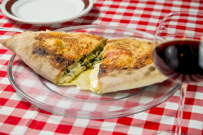 Calzone de escarola da Baviera, feito em forno à lenha. Foto: Hugo Harada/Gazeta do Povo