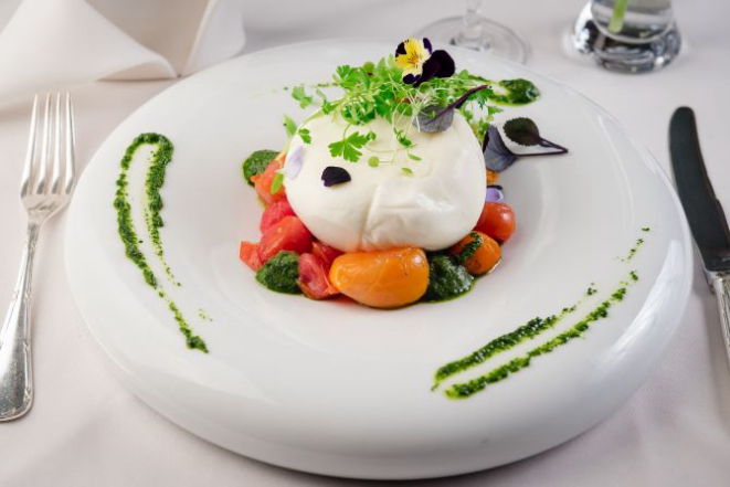 Burrata de búfala com mix de mini tomates assados, regados ao pesto de agrião. Foto: Priscilla Fiedler/Divulgação