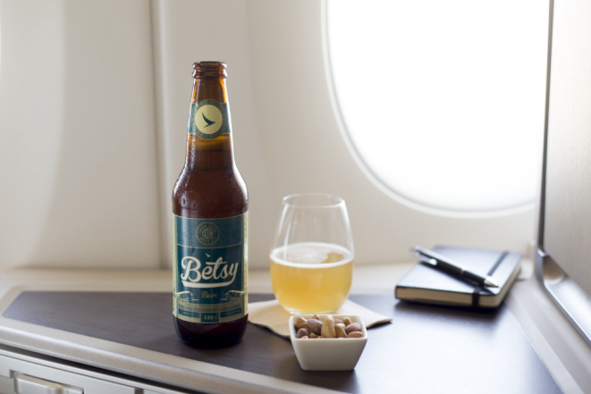 Cathay Pacific afirma ser a primeira companhia aérea a servir cerveja artesanal em voos. Foto: Divulgação