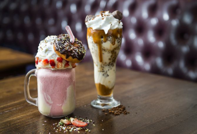 Milk-shake de morango com donut e Taça Twix do Chelsea. (Foto: Letícia Akemi/Gazeta do Povo)