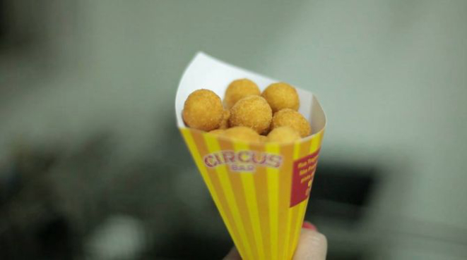 Bolinha de queijo no cone.  Foto: Divulgação