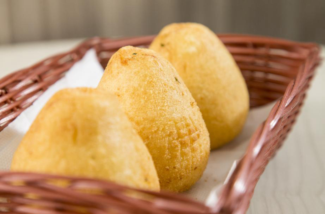 Coxinha da Confeitaria Kitutes. Indicado a melhor coxinha pelo Sabor Popular 2017. Foto: Hugo Harada/Gazeta do Povo.