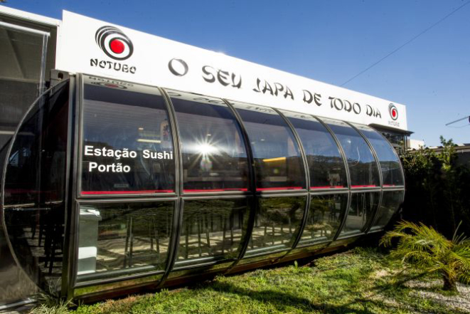 NoTubo Sushi, como o próprio nome diz, fica instalado em um tubo do transporte coletivo. Foto: Hugo Harada/Gazeta do Povo.