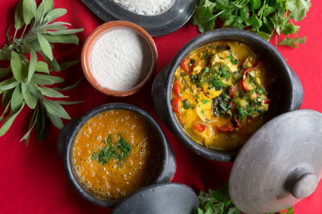 A moqueca de cação vem acompanhada de arroz, farinha branca. Foto: Divulgação.