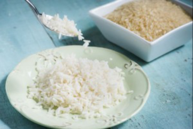 Chef Guilherme Guzela ensina em aulas diferentes a preparar arroz branco e arroz integral. Foto: Letícia Akemi/Gazeta do Povo