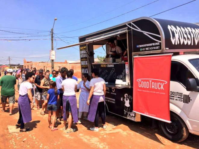 GoodTruck leva a comunidades refeições preparadas com comida que iria para o lixo. Foto: Divulgação