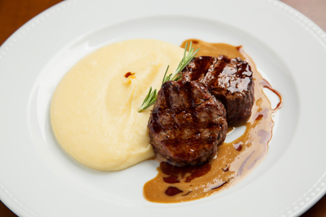 Medalhão de filé mignon grelhado com molho Roquefort, Mostarda ou La Varenne e acompanhamento à sua escolha (tagliolini na manteiga, purê de batatas cremoso ou legumes grelhados). Foto: Bruno Miraglia