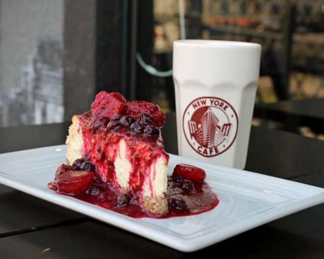 Tradicional cheesecake com calda de frutas vermelhas do NYC. Foto: Divulgação