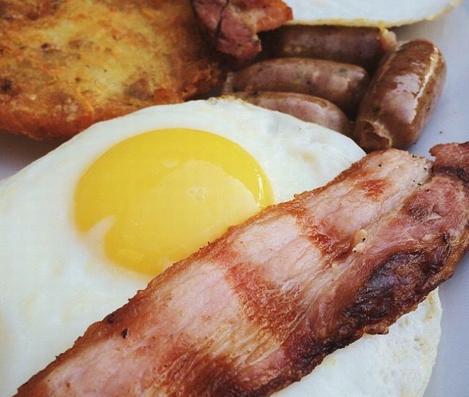 American breakfast, que leva bacon e ovos, do NYC. Foto: Divulgação