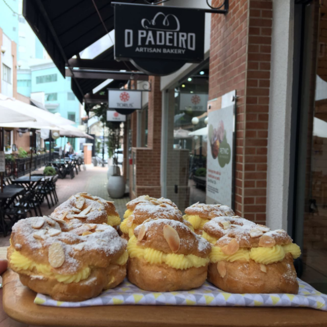 O paris brest (R$ 12), um doce clássico francês cujo formato lembra uma roda de bicicleta, é um dos destaques do Padeiro Artesian.