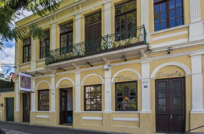 Casarão tombado na Avenida Iguaçu, onde funcionou a cantina Sapor Itália, agora é Pescara Cucina Italiana. Foto: Letícia Akemi/Gazeta do Povo