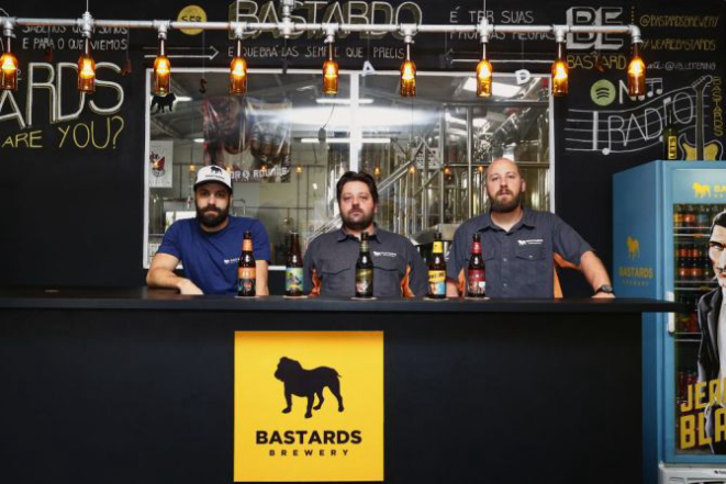 Sócios da Bastards Brewery. Cervejaria produz rótulos próprios e abre espaço para outros cervejeiros. Foto:<br>Henry Milleo/Gazeta do Povo.