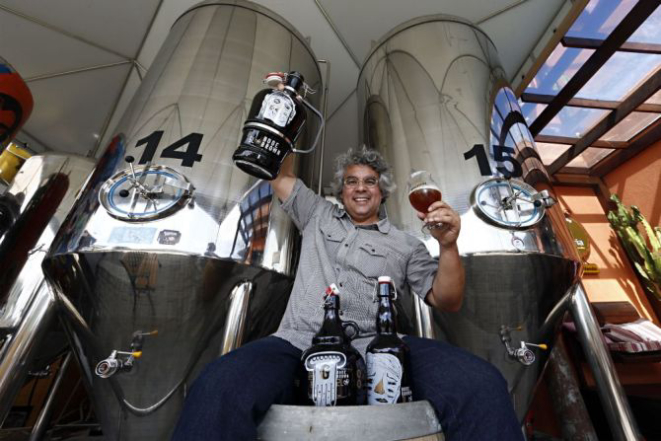 O professor Samuel Cavalcanti, da Bodebrown, ajudou a formar boa parte dos cervejeiros locais. Foto: Albari Rosa/Gazeta do Povo.<br>