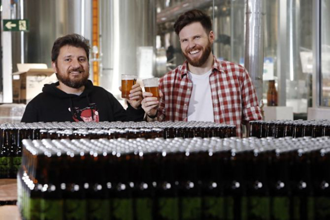 Alessandro Oliveira e Alejandro Winocour levaram sua Way Beer ao mercado norte-americano. Foto: Albari Rosa/Gazeta do Povo.