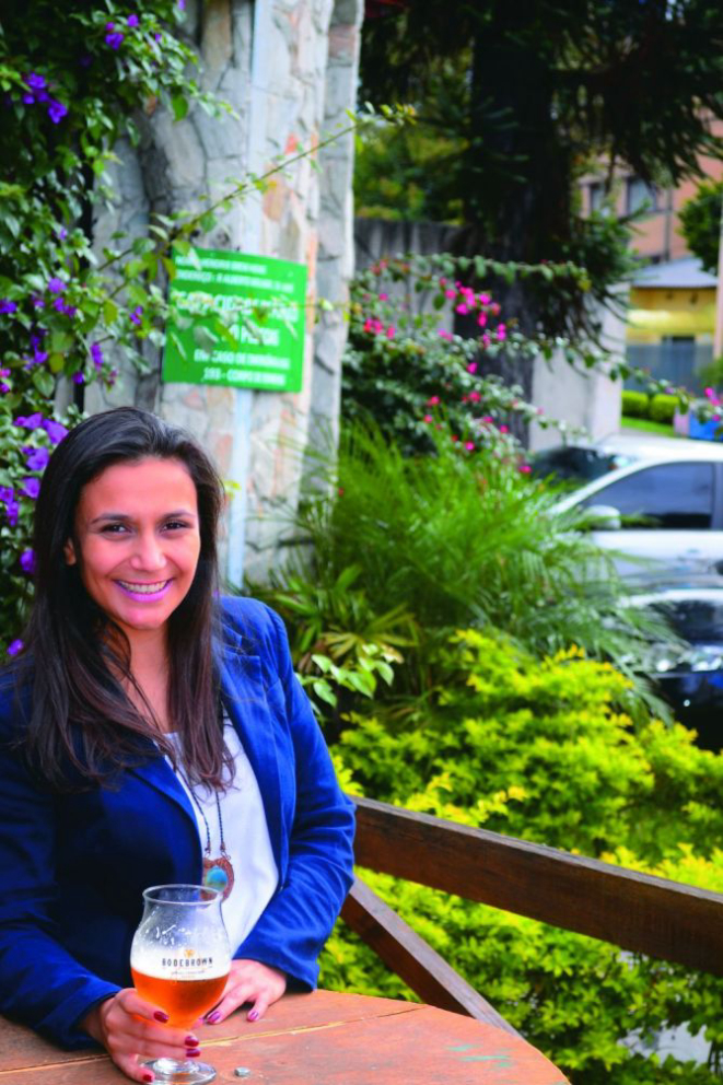 Marilise de Oliveira, beer sommelier e proprietária do Hendrix: 80% dos chopes são locais. Foto: Divulgação.<br>