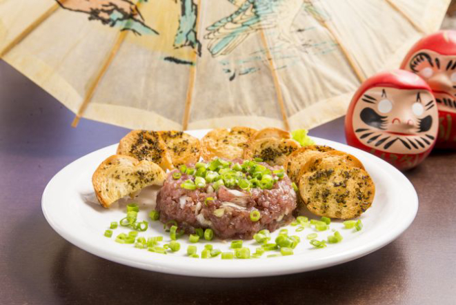 Carne de onça de atum é um dos destaques do cardápio. Foto: Hugo Harada/Gazeta do Povo.