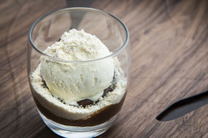 Chocolamour, sobremesa que leva brigadeiro com trufas, sorvete de mascarpone e farofa crocante. Foto: Letícia Akemi/Gazeta do Povo