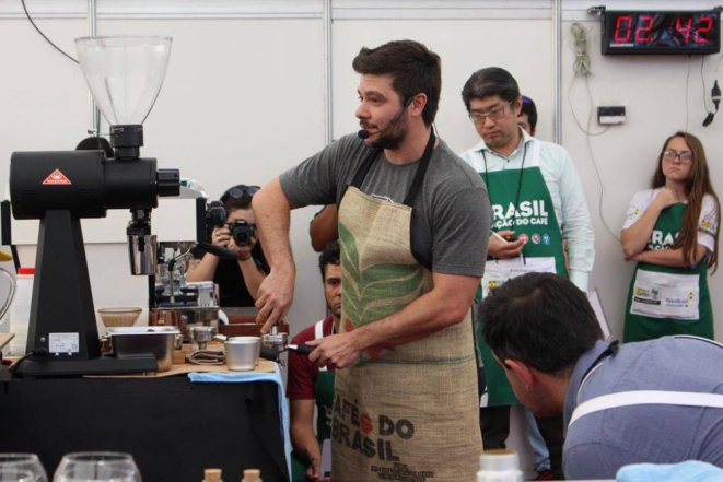 Leo Moço durante a prova do Campeonato Brasileiro de Baristas. Foto: Divulgação.