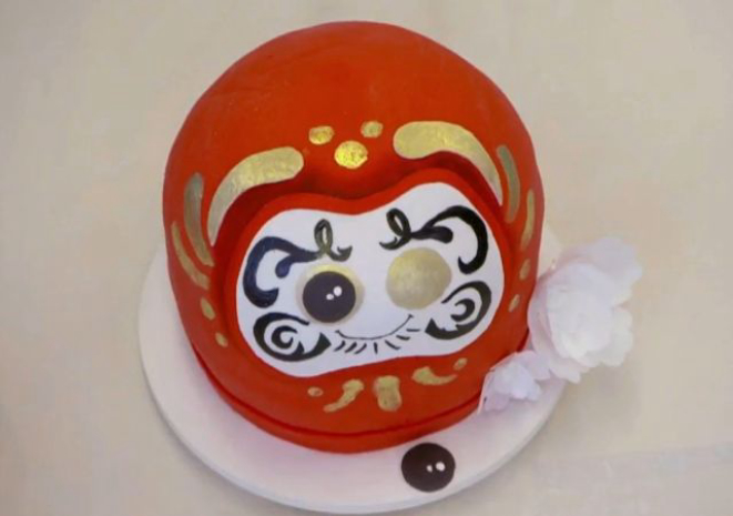 Karyne surpreendeu os jurados com um bolo no formato de um daruma, amuleto da sorte japonês (Foto: reprodução site do programa Bake OFF Brasil)