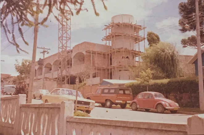 Outro ângulo da construção do buffet Ilha do Mehl em 1976. Foto: Arquivo pessoal/Família Mehl