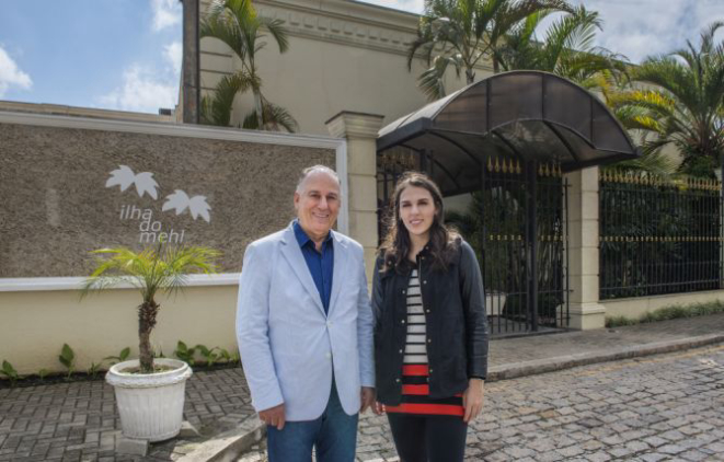 João Mehl e sua caçula, Luiza. Os dois tocam o buffet Ilha do Mehl lado a lado com uma equipe de 12 pessoas, metade delas presentes desde 1977, quando o buffet abriu. Foto: Letícia Akemi/Gazeta do Povo