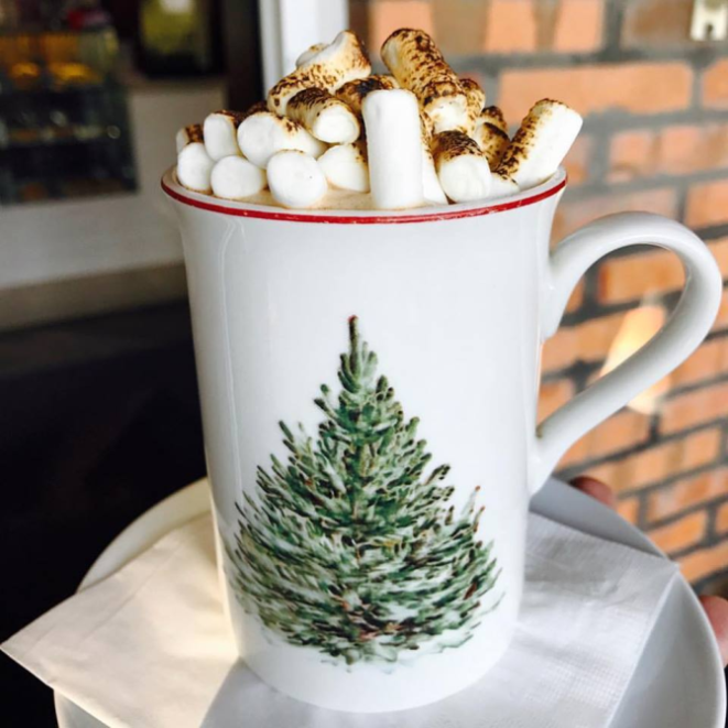 Há possibilidades de café no menu. Entre eles, o cappuccino italiano com marshmallows tostados extras, que sai por R$ 12,50.